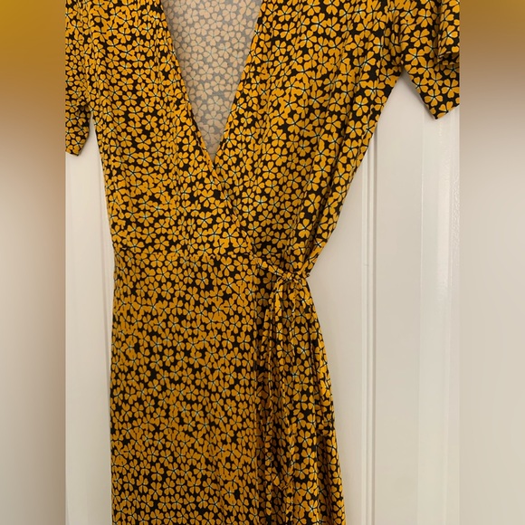 Diane Von Furstenberg Silk Wrap Dress in Buttercup Print - Size 4 - Picture 6 of 13
